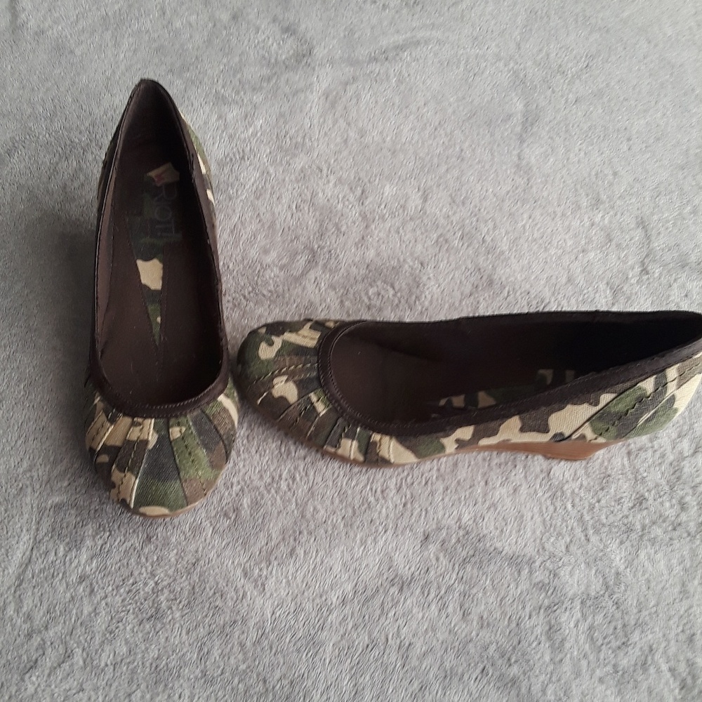 Camo woman's wedge shoes